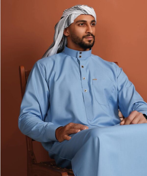 qamis au style minimaliste