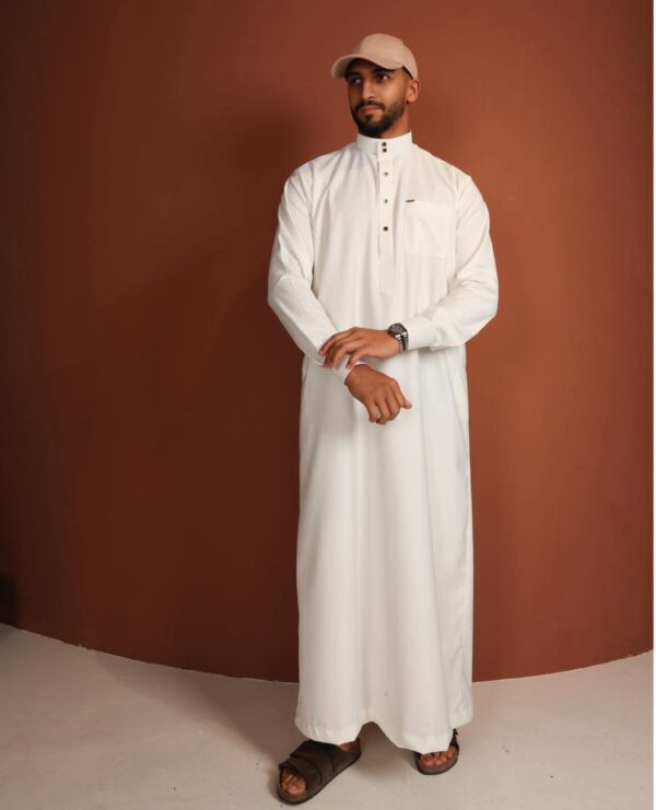 qamis au style minimaliste