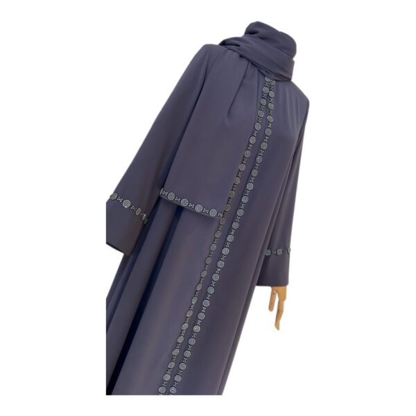 Abaya élégante grise avec détails brodés