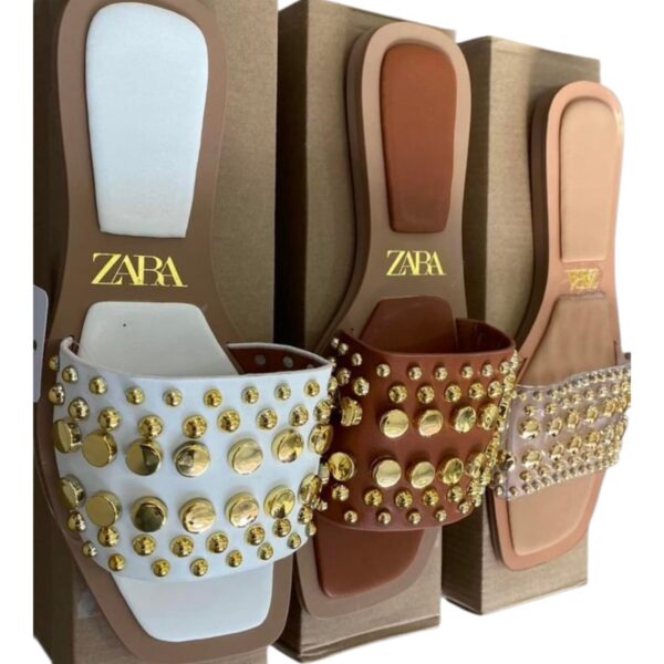 Sandales plates à clous dorés