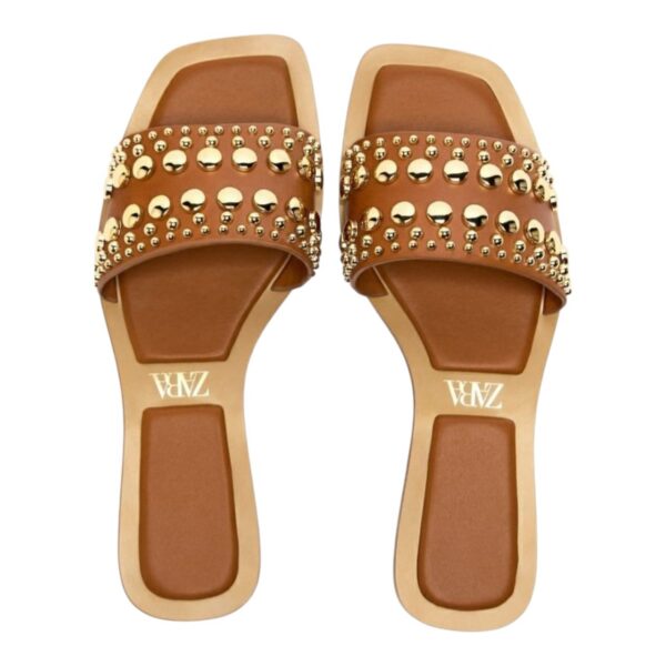 Sandales plates à clous dorés